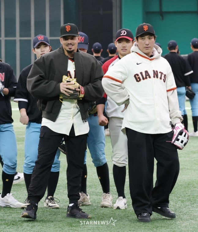 Đội bóng chày chuyên nghiệp San Francisco Giants tại Major League Baseball (MLB) của Mỹ đã mời hơn 60 cầu thủ trường trung học Whimoon và Duksu đến tổ chức một phòng khám bóng chày vào ngày 7 tại Công viên LG Champions Park ở Icheon, Gyeonggi-do.  Adams và Hwang Jae Kyun đang chia đội để hướng dẫn huấn luyện phòng ngự của các cầu thủ và cá cược.  Chủ tịch Larry Bear, giám đốc Buster Position, đạo diễn Tony Vitello, Lee Jung Hoo, William Adams, Hwang Jae Kyun đã tham dự sự kiện này. /Ảnh = Người chờ đợi Kim Jin Kyung