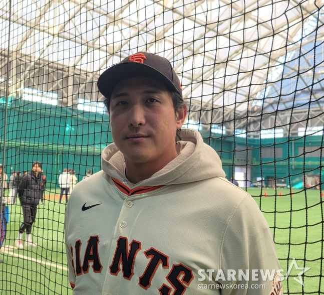 Hwang Jae-gyun, người tuyên bố nghỉ hưu tại ngũ, đã phỏng vấn các phóng viên sau khi kết thúc phòng khám thiếu niên được tổ chức tại Công viên LG Champions Park ở Icheon, tỉnh Gyeonggi vào ngày 7. /Ảnh = Phóng viên Kim Dong Yoon