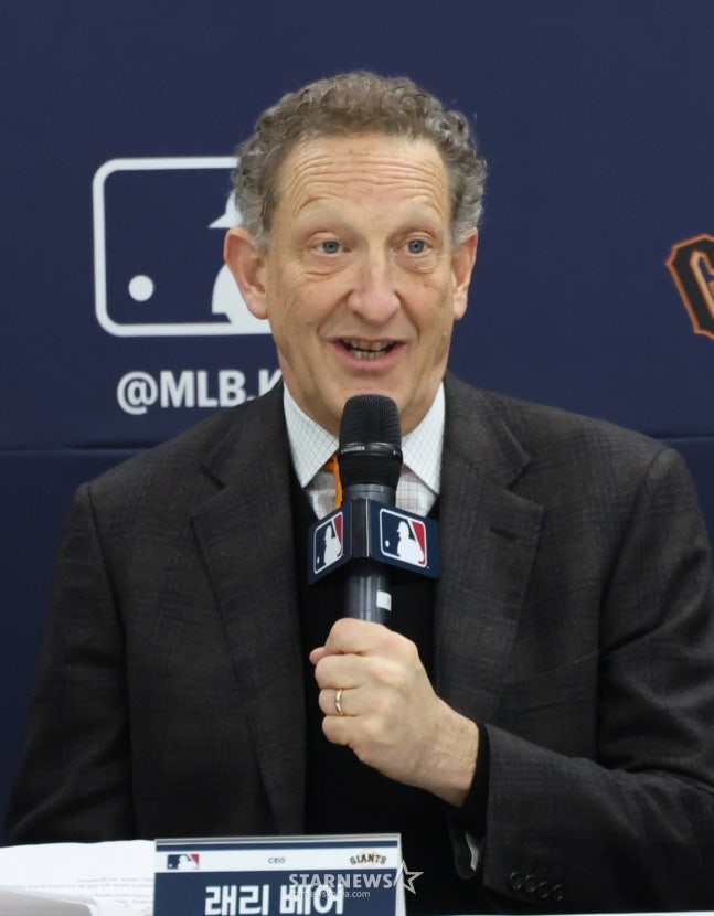 Đội bóng chày chuyên nghiệp San Francisco Giants tại Major League Baseball (MLB) của Mỹ đã mời hơn 60 cầu thủ trường trung học Whimoon và Duksu đến tổ chức một phòng khám bóng chày vào ngày 7 tại Công viên LG Champions Park ở Icheon, Gyeonggi-do. Chủ tịch Larry Bear đang gửi lời chào tại cuộc họp báo diễn ra trước phòng khám. Chủ tịch Larry Bear, giám đốc Buster Position, Lee Jung Hoo, huấn luyện viên Tony Vitello và William Adams đã tham dự sự kiện này. /Ảnh = Người chờ đợi Kim Jin Kyung