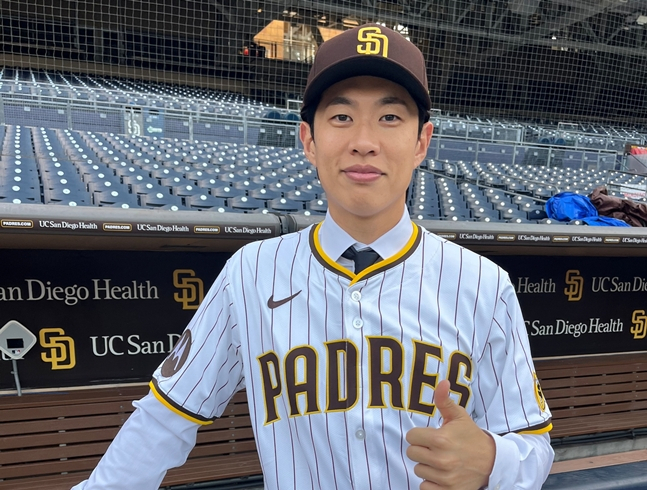 图为身穿圣地亚哥队服的宋成文。 =照片:kiwoom heroes。