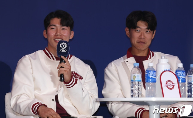 图为参加2024赛季开幕媒体日的金惠成（左）和宋成文。 =照片=news1