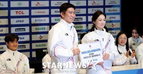 Yoo Seung Min (center), president of the Korea Sports Council, and Lee Soo-kyung (right), president of the Korea Skating Union, are delivering encouragement funds. /Photo = Senior reporter Kang Young-jo