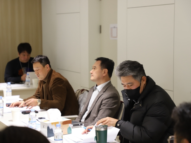6日，参加在仁川SSG兰德斯球场举行的"2026赛季应对战斗力强化研讨会"的金在贤团长(左起)和代表理事金在燮、主教练李崇勇。 =照片=SSG兰德斯提供。