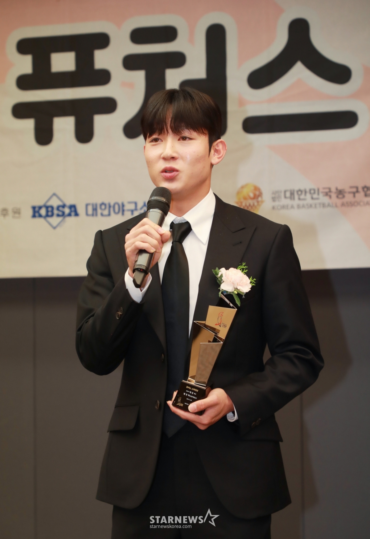Yang Min-hyuk, who won the grand prize in the soccer category at the 2024 Futures Star Awards (hosted by Star News) held at the Seoul Press Center in November 2024, is giving his acceptance speech.  The Future Star Award was established to contribute to the development of Korean sports and the revitalization of amateur sports / Photo = Reporter Lee Dong-hoon