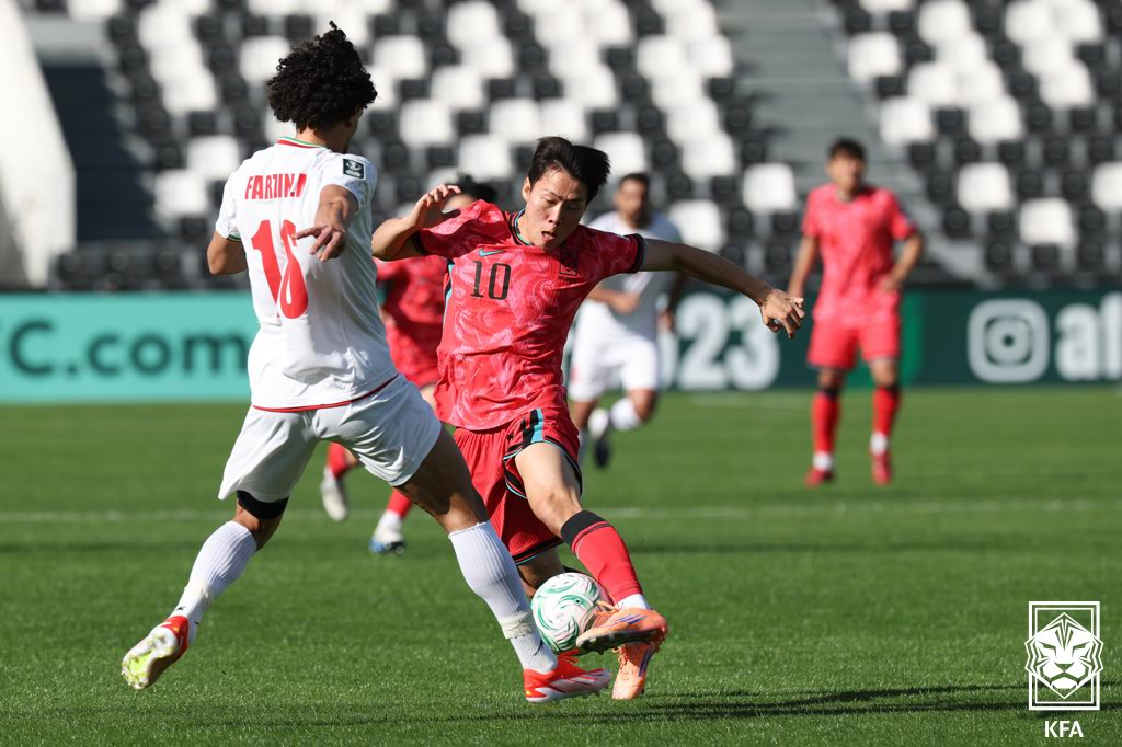 7日(韩国时间)，姜尚允在与伊朗的2025 AFC U-23亚洲杯小组赛C组第一轮比赛中带球突破。 =图为，韩国足球协会提供。