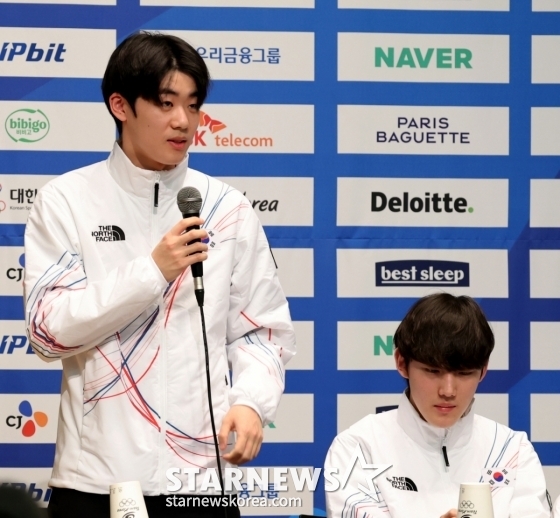 =图为,李俊书(左)正在回答记者的提问。