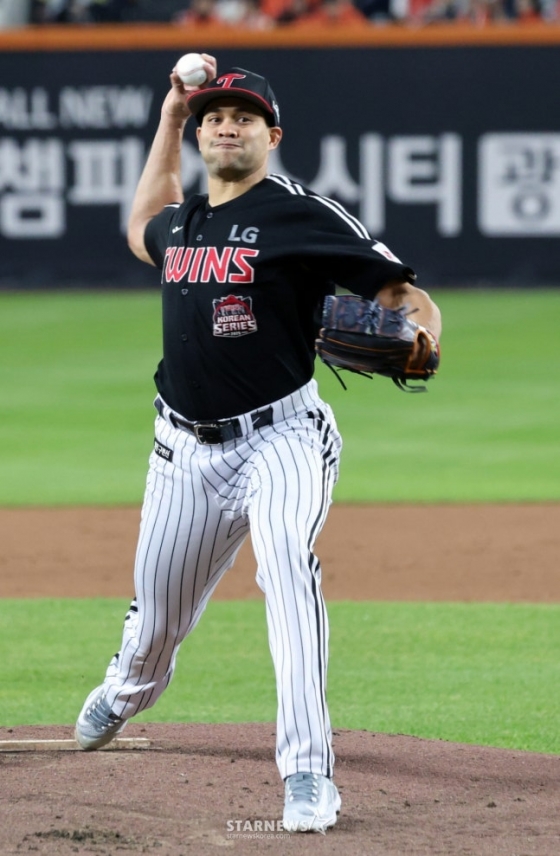 Chirinos, who is fighting hard in Game 4 of the Korean Series. /Photo = Senior Reporter Kang Young-jo