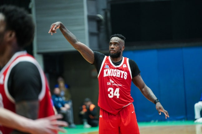 图为贾米尔·沃尼正在尝试射门。 =照片=EASL