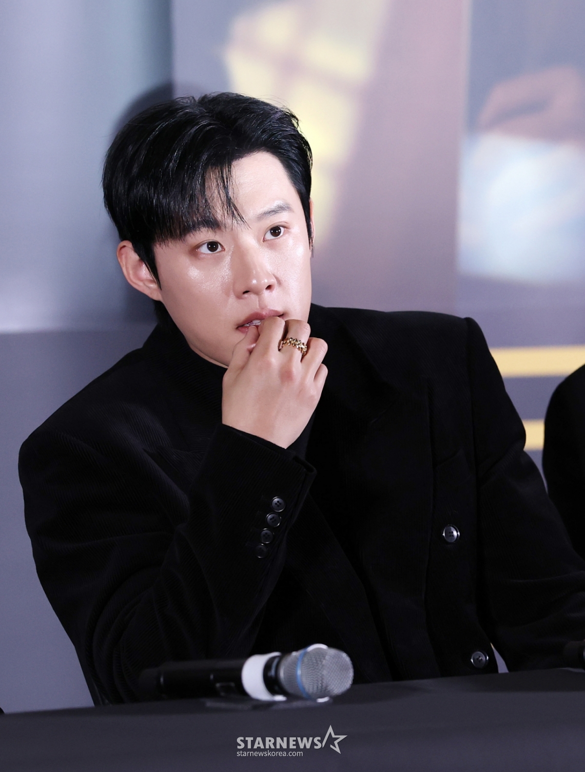 演员金成哲8日出席在首尔松坡区乐天影院世界塔店举行的电影《Project Y》媒体试映会及记者见面会,正在回答提问。&nbsp;=金辉善hwijpg@