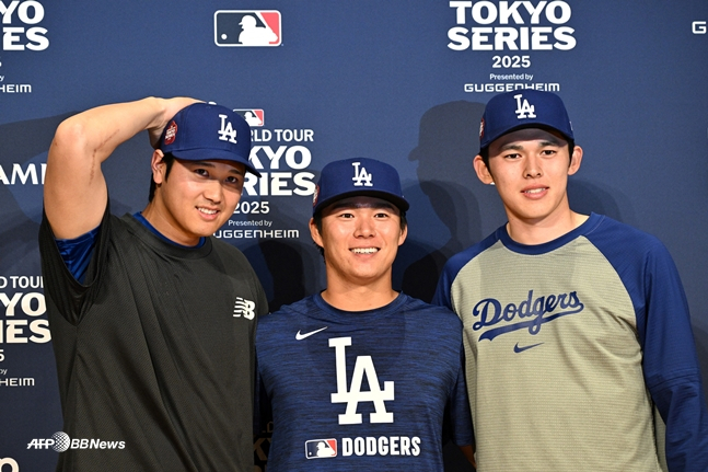 Shohei Ohtani (from left) and Yoshinobu Yamamoto and Roki Sasaki. /AFPBBNews=News1