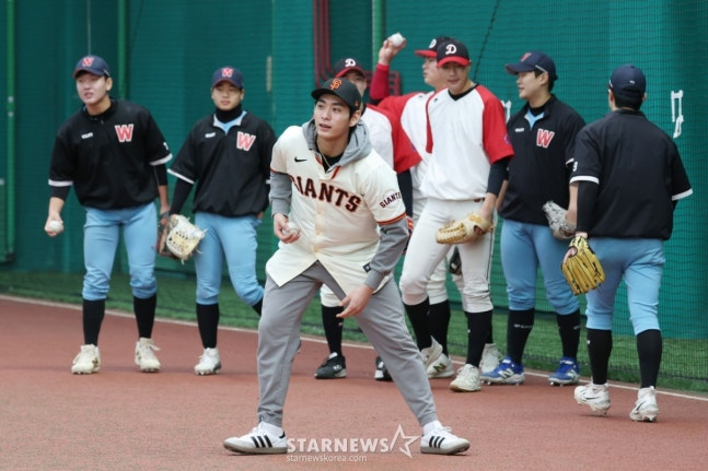 San Francisco's Lee Jung-hoo (front) has started to pass on know-how to amateur players. /Photo = Kim Jin-kyung on standby 