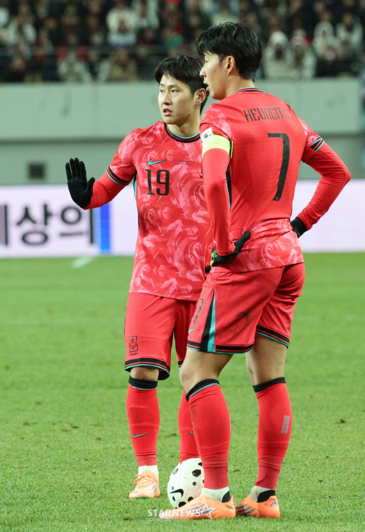 18日，韩国国家足球队A级友谊赛韩国队与加纳队的比赛在首尔世界杯障碍区举行。  图为韩国球员孙洪民（音）正在与李康仁（音）商议任意球。 =照片=金镇京。