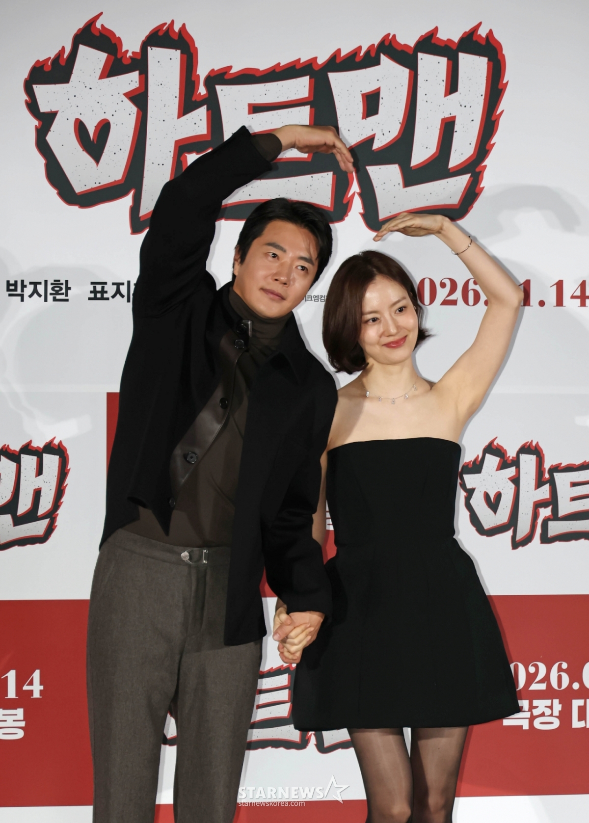 演员权相佑和文彩媛11日上午出席在首尔广津区乐天影院建国大学入口店举行的电影《Heartman》制作发布会。  回归的男人胜民（权相宇）为了不错过再次相遇的初恋而孤军奋战，但是对她产生了绝对不能说的秘密而展开的喜剧《Heart Man》将于明年1月14日上映。 /2025.12.11/照片=李东勋 photoguy@