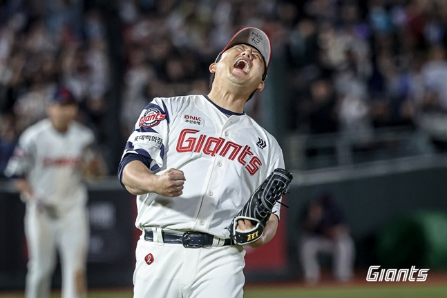 Lotte Kim Sang-soo is roaring. /Photo = Courtesy of Lotte Giants 