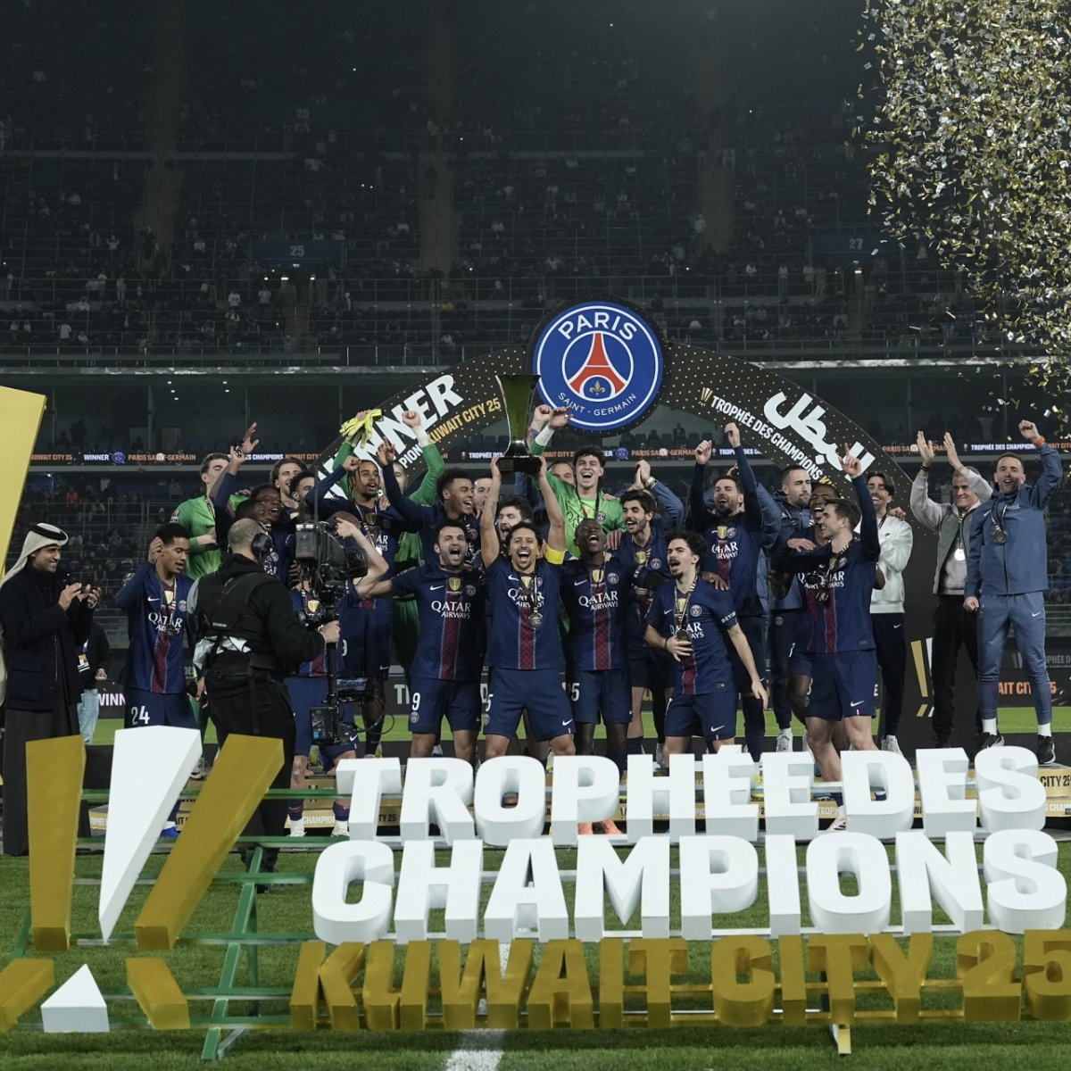 图为巴黎圣日耳曼（PSG）的2025杯冠军庆祝仪式。 =照片=PSG的SNS截图。