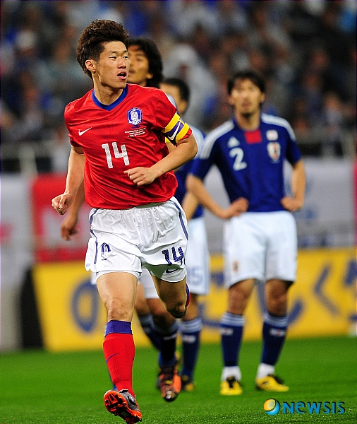 Park Ji-sung is performing a walking ceremony after scoring a goal in a friendly match against the Japanese national team in Saitama, Japan, in May 2010. /Photo = Newsis