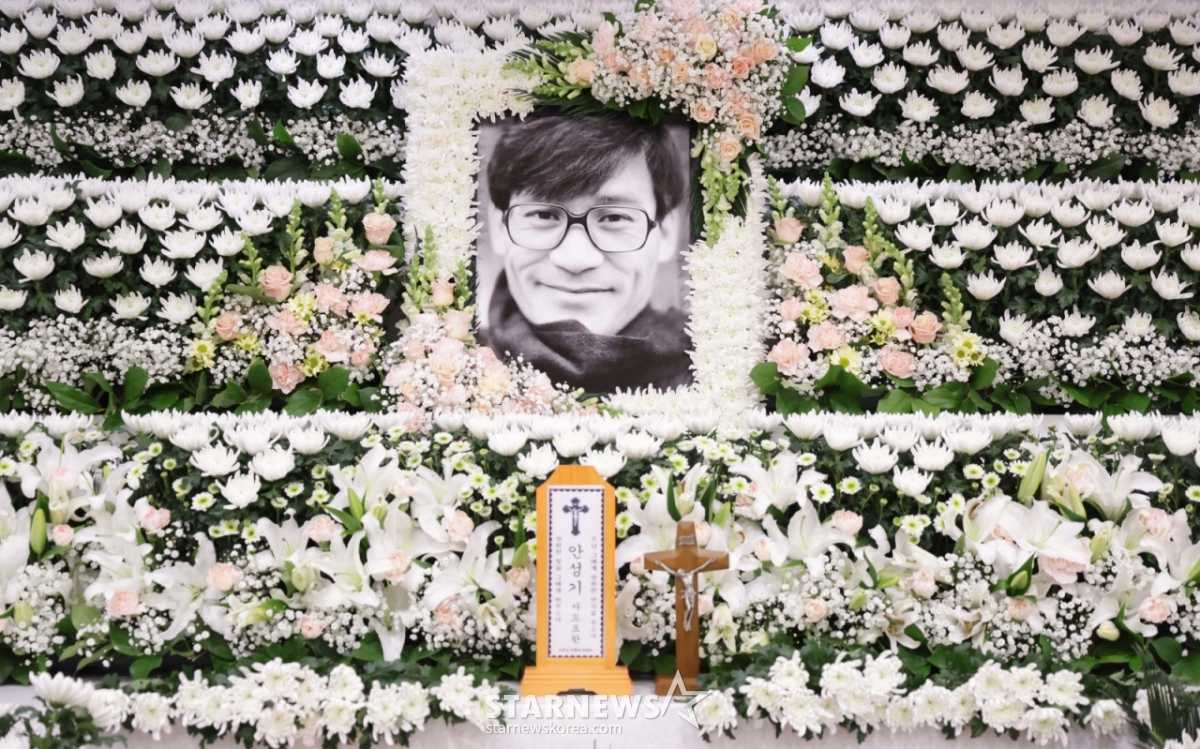 A portrait of the deceased is placed at the altar while the mortuary of the late "national actor" Ahn Sung-ki, who died at the age of 74 after battling blood cancer, is set up at the funeral hall of Seoul St. Mary's Hospital on the 5th. /Photo Joint Photo Foundation 2026.01.05 / Photo = Lee Dong-hoon Photoguy@