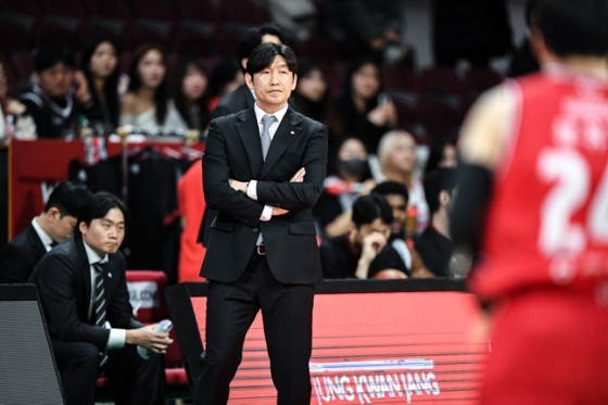 Hyundai Mobis coach Yang Dong-geun is looking at the 2025-2026 LG Electronics' professional basketball regular league game held at Jeonggwanjang Arena in Anyang at 7 p.m. on the 9th. /Photo = Courtesy of KBL