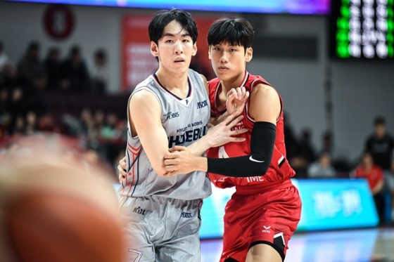Seo Myung-jin (left) and Park Jung-woong are competing for a seat during the 2025-2026 LG Electronics professional basketball regular league game held at Jeonggwanjang Arena in Anyang at 7 p.m. on the 9th. /Photo = Courtesy of KBL