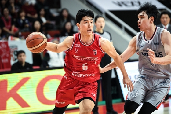 Park Ji-hoon (left) is trying to break through against Lee Seung-hyun during the 2025-2026 LG Electronics' professional basketball regular league game held at Jeonggwanjang Arena in Anyang at 7 p.m. on the 9th. /Photo = Courtesy of KBL