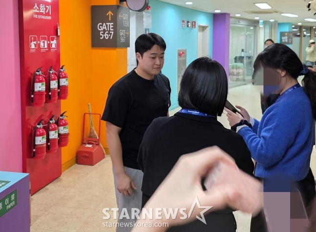 8日,在首尔奖忠体育馆举行的友利信用卡-大韩航空展上,Kiwoom金在雄正在回应粉丝们的签名和照片要求。 =照片=金东润。 