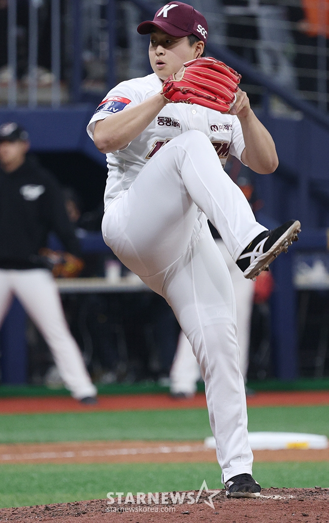5日，"2024新韩SOL银行KBO联赛"Kiwoom队与韩华队的比赛在首尔高尺天空巨蛋体育场举行。 Kiwoom队的金在雄正在奋力投球。 =照片=金镇京。