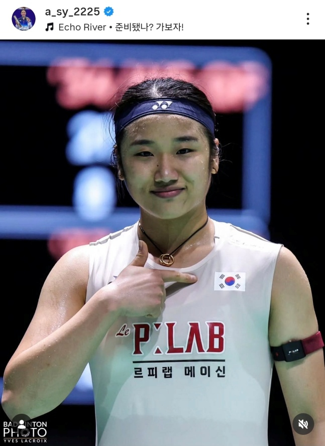 9日(韩国时间),安世英在马来西亚吉隆坡亚洲塔竞技场举行的2026世界羽毛球联盟(BWF)世界巡回赛"超级1000马来西亚公开赛"女子单打8强赛上战胜利内•怀伊马克•奎尔斯费尔德后,正在举行太极旗庆祝仪式。 =照片=安世英SNS收尾。