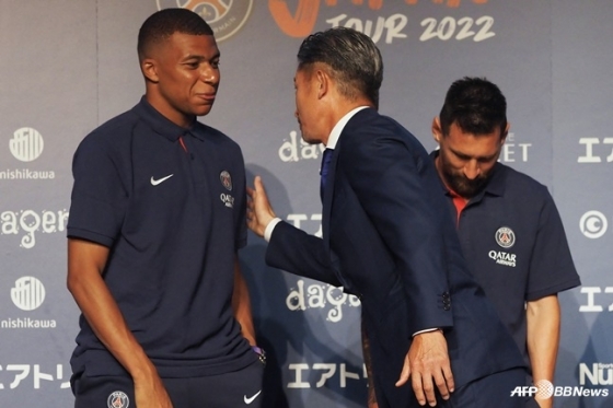 Kazuyoshi Miura, center, talks to Kylian Mbappe, left. /AFPBBNews=News1