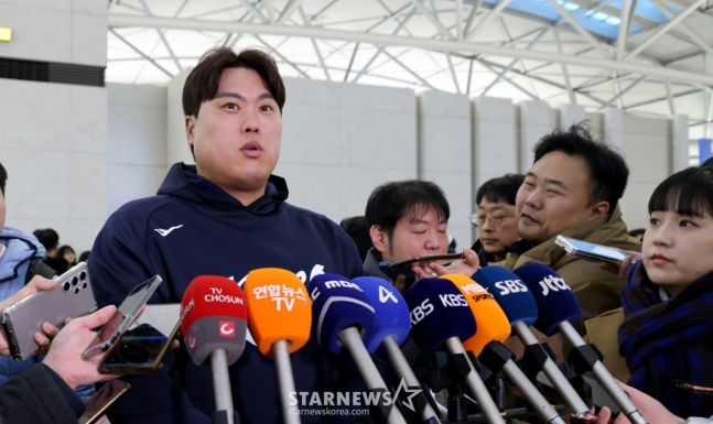 Ryu Hyun-jin (trái) đang phỏng vấn các phóng viên trước khi rời trại đầu tiên của đội tuyển quốc gia WBC vào ngày 9. /Ảnh = Phóng viên cao cấp Kang Young Jo