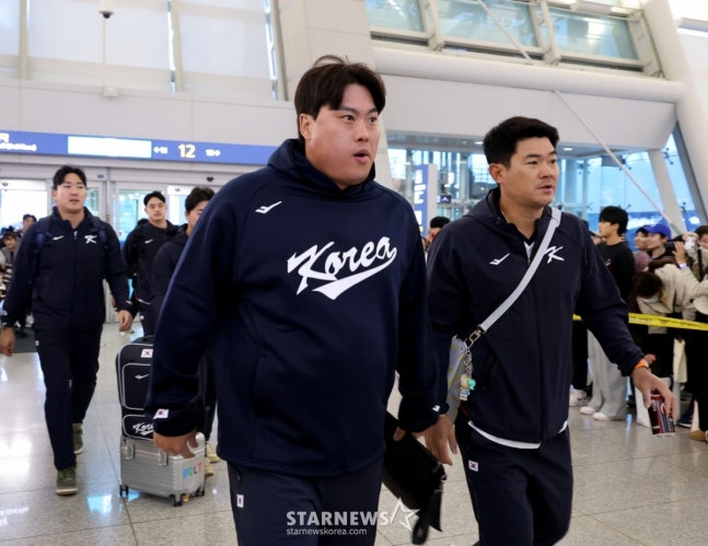 Ryu Hyun-jin (trái) đang cùng Noh Kyung-eun bước vào sân bay quốc tế Incheon. /Ảnh = Phóng viên cao cấp Kang Young Jo
