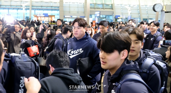 Ryu Hyun-jin (giữa) bước vào sân bay trong sự chào đón của rất nhiều người hâm mộ. /Ảnh = Phóng viên cao cấp Kang Young Jo