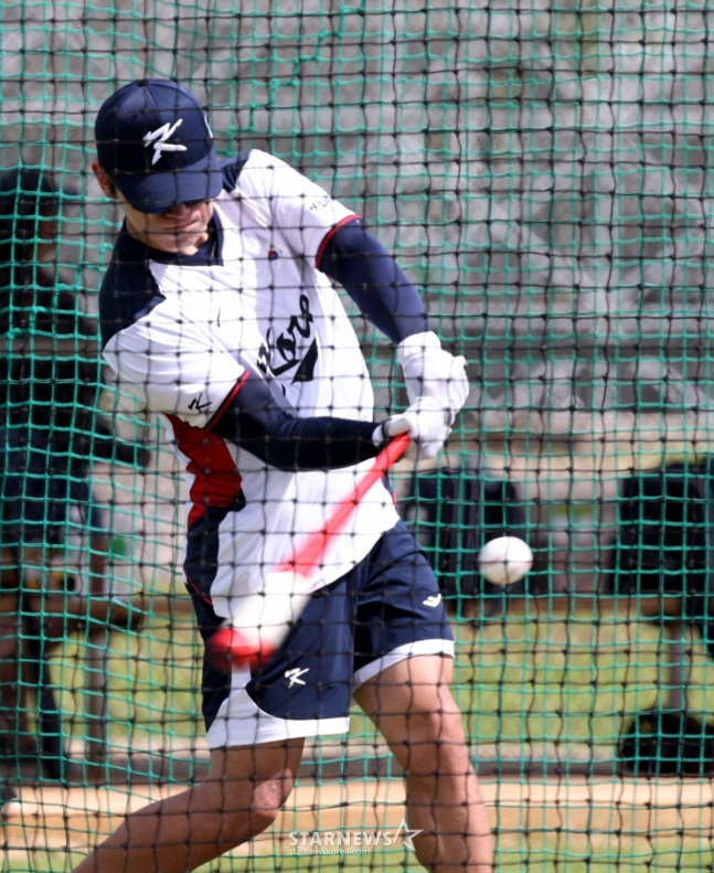 Kim Do-young is training to hit on the first day of training for Saipan WBC's first camp on the 10th. /Photo = Senior Reporter Kang Young-jo
