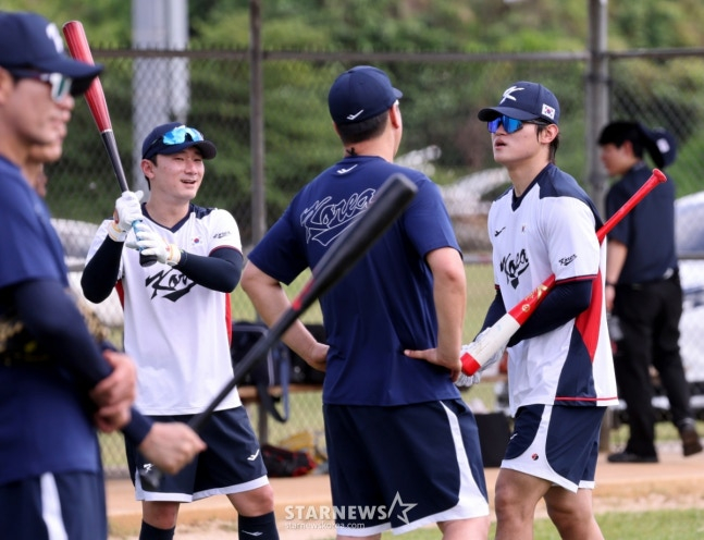 Kim Do-young (right) talks with coach Lee Jin-young (center) during training.  /Photo = Senior Reporter Kang Young-jo