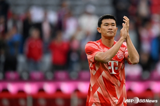 Kim Min-jae applauds his fans. /AFPBBNews=News1