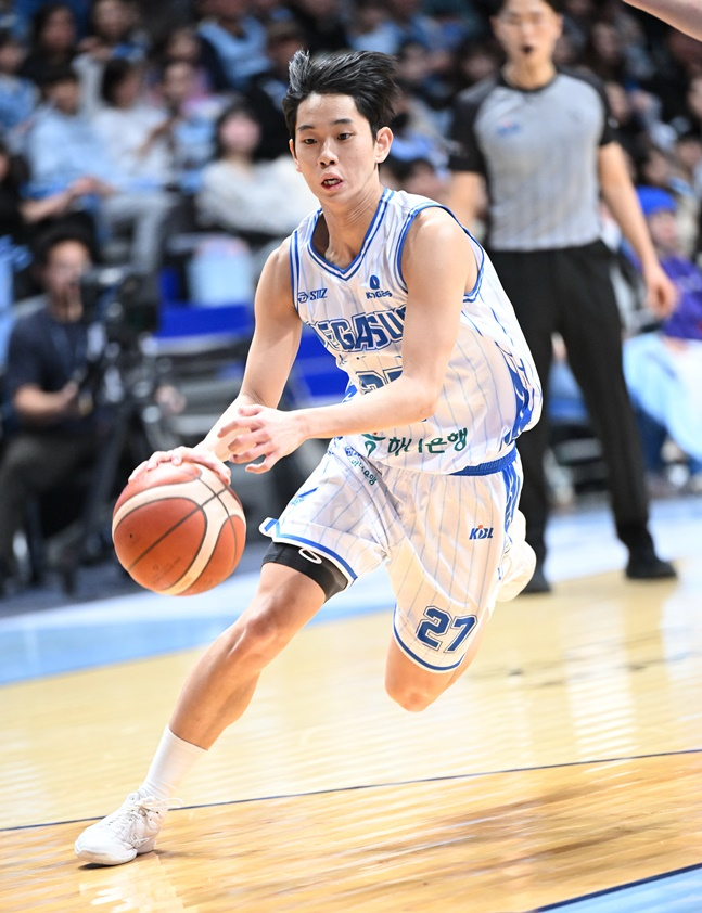 Korea Gas Corporation Yang Woo-hyuk is trying to break through. /Photo = Courtesy of KBL 