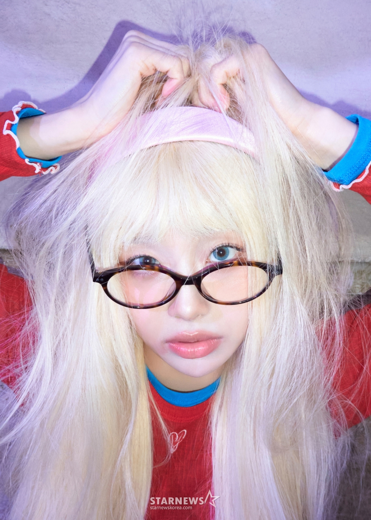 Singer Chu poses for a round interview to commemorate the release of her first full-length album "XO, My Cyberlove" on the 7th. /photo courtesy of =ATRP/2026.01.07 / Photo =Kim Hwi-seon hwijpg@