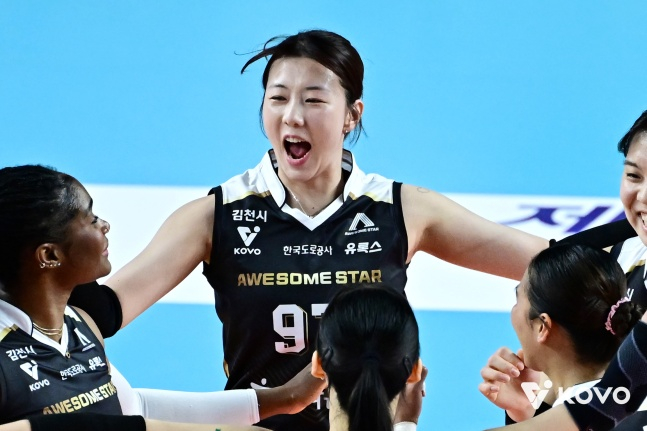 Корпорация дорожного строительства Кан Со Хви радуется после забитого мяча в четвертом раунде GS Caltex в лиге Джин Эйр 2025-2026 годов, который прошел 10-го числа в гимназии Гимчхон. /Фото = Предоставлена Корейской федерацией волейбола. 