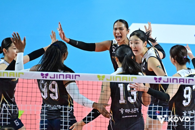 Дорожные строители радуются после забитого мяча в домашнем матче 4-го тура GS Caltex Jin Air 2025-2026 V-лиги, который прошел 10-го числа на стадионе Гимчхон. /Фото = Предоставлена Корейской федерацией волейбола. 
