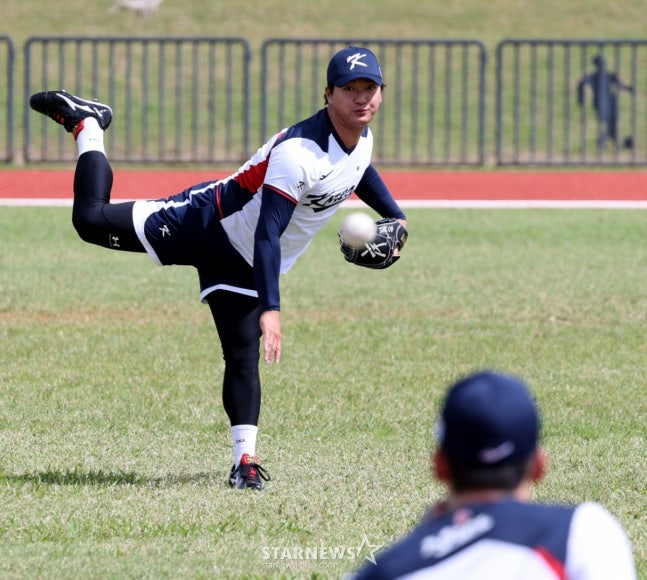 10日，高禹锡在WBC代表队塞班岛第1次训练营的第一天，正在强力投球。 =照片=高级记者姜英祖。
