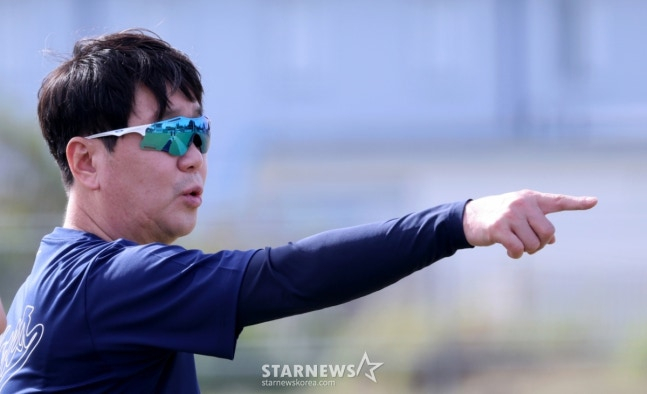 图为柳智贤教练正在观看选手团的训练。 =照片=高级记者姜英祖。