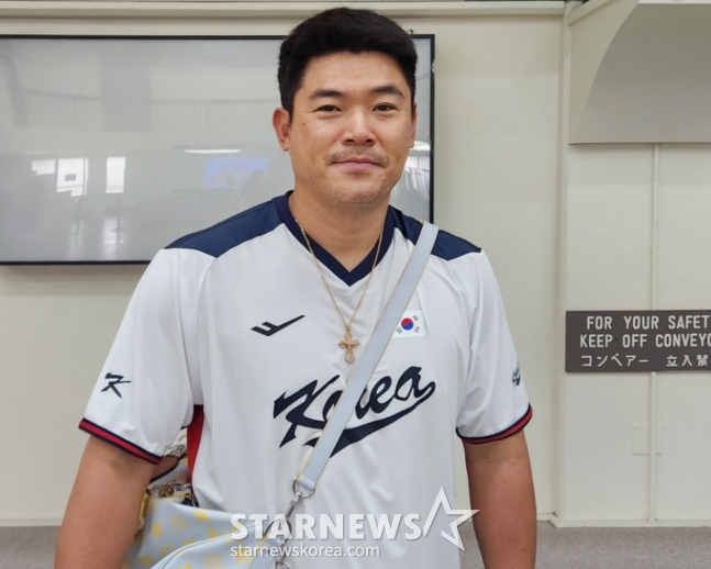 9日，卢景恩在塞班机场接受了记者的采访。 =照片=安浩根。