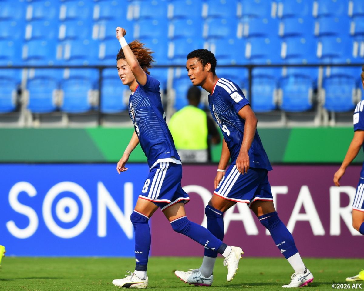 The Japanese national soccer team players are happy after scoring in the second group match of the AFC U-23 Asian Cup against the UAE on the 10th. /Photo = Capture the Japanese Football Association SNS
