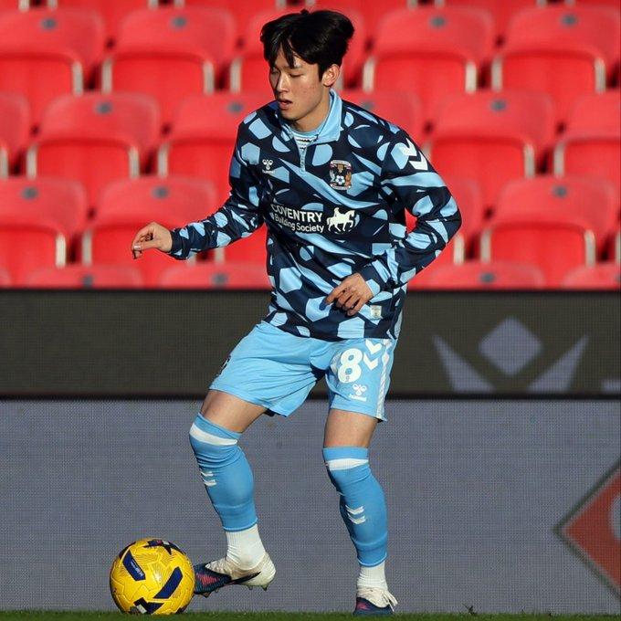 11日(韩国时间),在英国斯托克温特伦特的贝特365体育场举行的2025~2026英格兰足协(FA)杯第3轮与斯托克城队的比赛前夕,正在进行热身运动的梁珉赫。 =图为,考文垂市SNS截图。