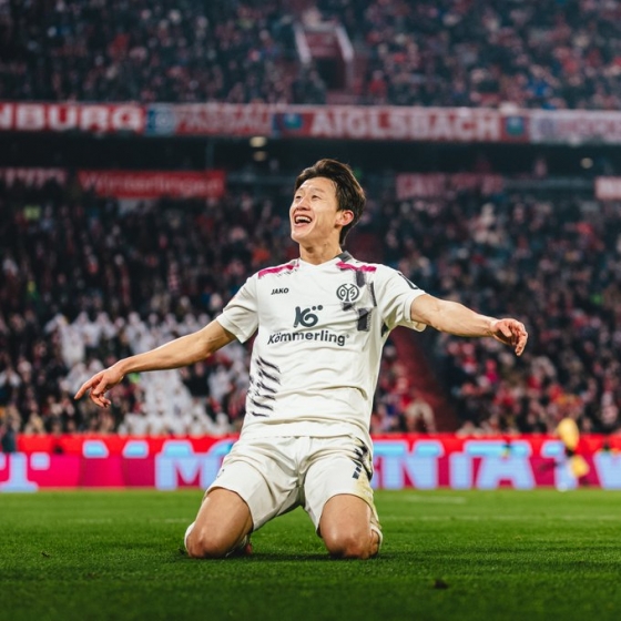 Lee Jae-sung celebrates after scoring against Bayern Munich in the 14th round of the Bundesliga in the 2025-2026 season at Allianz Arena in Munich, Germany. /Photo = Mainz Official Social Network Service (SNS)