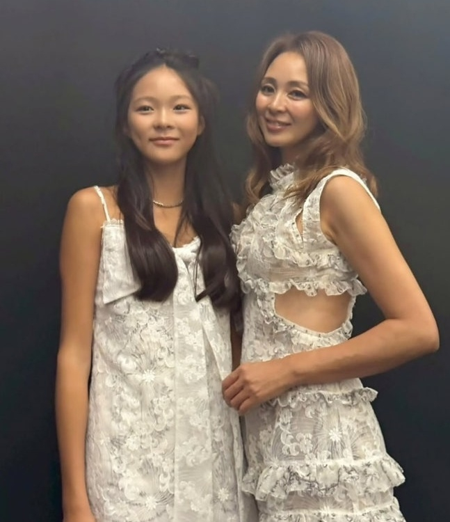 =左起为秋莎朗和矢野志保。