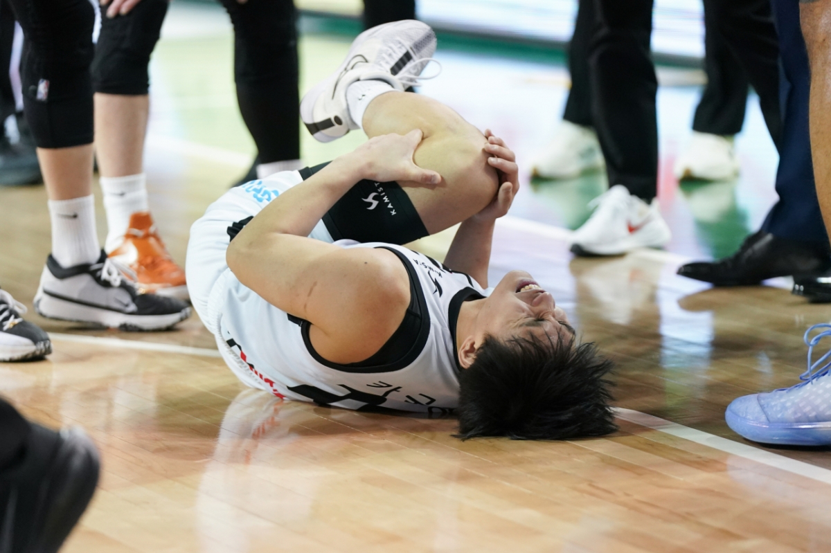 Kagulangan who fell down holding his left knee. /Photo = Courtesy of KBL