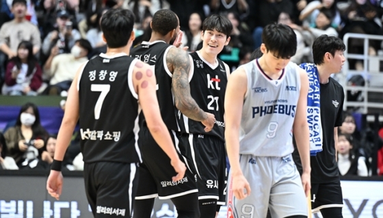 Suwon KT players are smiling against Hyundai Mobis. /Photo = Courtesy of KBL
