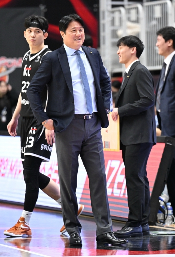 Moon Kyung-eun, head coach of Suwon KT, is smiling with his hands on his waist. /Photo = Courtesy of KBL