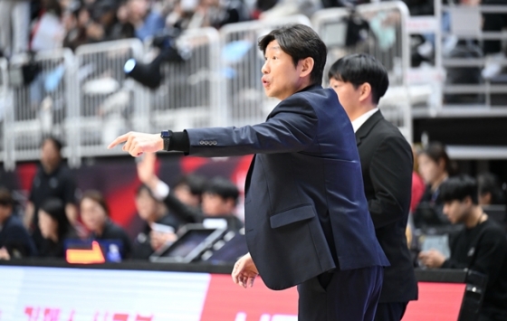 Ulsan Hyundai Mobis coach Yang Dong-geun is ordering the operation with his hand gestures. /Photo = Courtesy of KBL