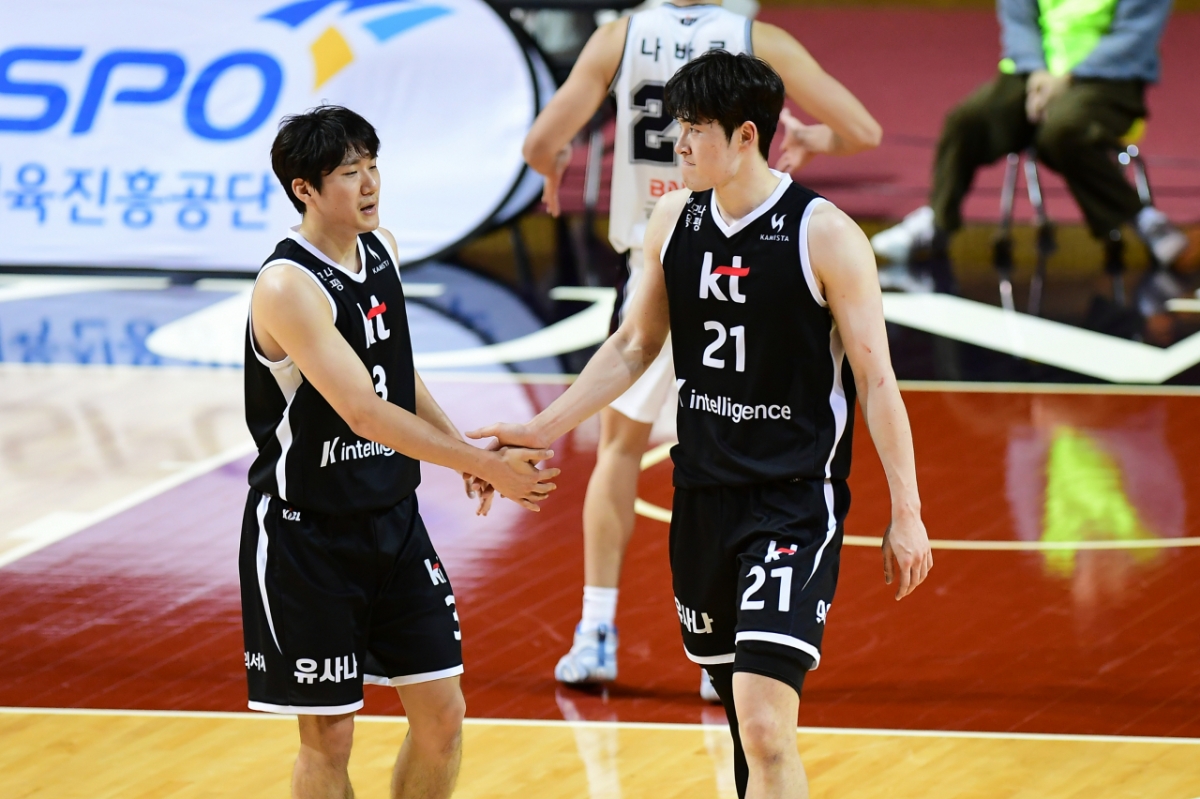 Suwon KT guard Lee Yoon-ki (left) and center Lee Doo-won. /Photo = Courtesy of KBL